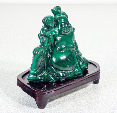 Buddha sorridente in malachite, con figure di bambini, basamento in legno. Cina