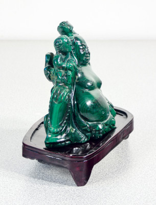 Buddha sorridente in malachite, con figure di bambini, basamento in legno. Cina