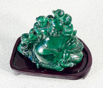 Buddha sorridente in malachite, con figure di bambini, basamento in legno. Cina