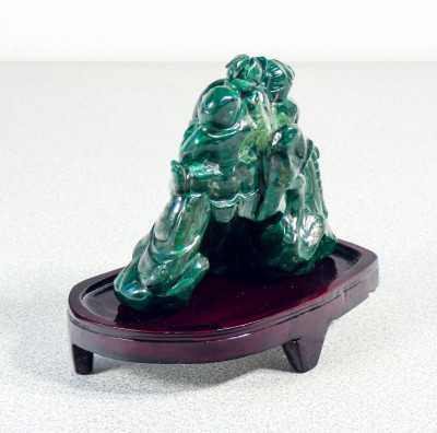 Buddha sorridente in malachite, con figure di bambini, basamento in legno. Cina