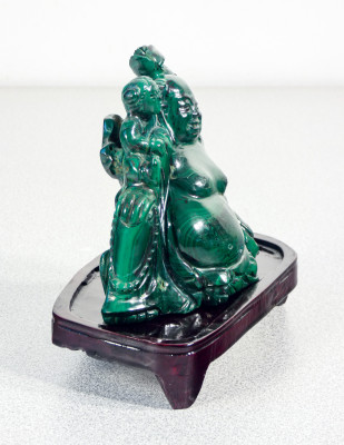 Buddha sorridente in malachite, con figure di bambini, basamento in legno. Cina