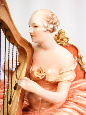 Scultura in ceramica dipinta e smaltata, firmata Guido CACCIAPUOTI. Arpista. Italia, Anni 30/40