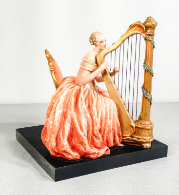 Scultura in ceramica dipinta e smaltata, firmata Guido CACCIAPUOTI. Arpista. Italia, Anni 30/40