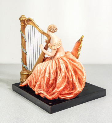 Scultura in ceramica dipinta e smaltata, firmata Guido CACCIAPUOTI. Arpista. Italia, Anni 30/40