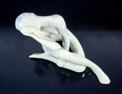 Scultura in ceramica smaltata, Nudo di donna. Firmata RS alla base. Italia, Anni 60