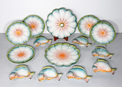 Servizio di piatti con ciotole a forma di pesce realizzato in ceramica dipinta a mano dalla manifattura R.B.. Italia