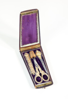 Set da cucito con strumenti in argento vermeil e custodia in legno intarsiato. Fine Ottocento Primo Novecento