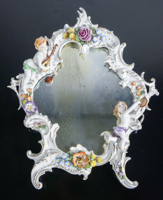 Specchio in porcellana con putti e motivi floreali, nello stile di Giuseppe CAPPÉ. Italia, Novecento