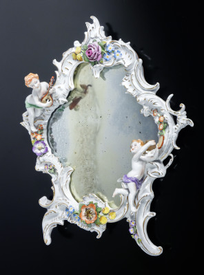 Specchio in porcellana con putti e motivi floreali, nello stile di Giuseppe CAPPÉ. Italia, Novecento