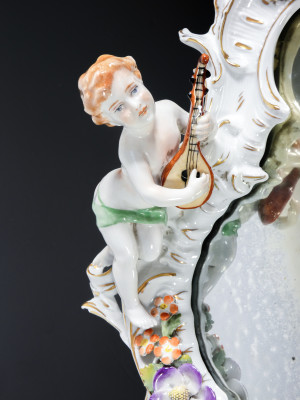 Specchio in porcellana con putti e motivi floreali, nello stile di Giuseppe CAPPÉ. Italia, Novecento