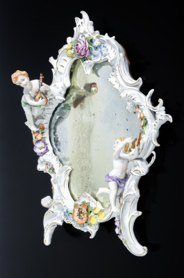 Specchio in porcellana con putti e motivi floreali, nello stile di Giuseppe CAPPÉ. Italia, Novecento
