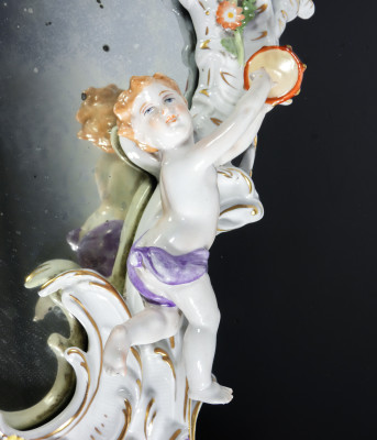 Specchio in porcellana con putti e motivi floreali, nello stile di Giuseppe CAPPÉ. Italia, Novecento