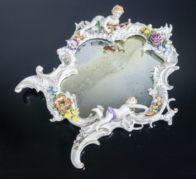 Specchio in porcellana con putti e motivi floreali, nello stile di Giuseppe CAPPÉ. Italia, Novecento