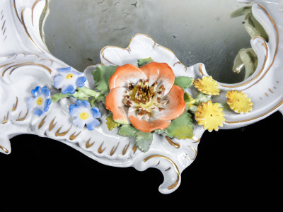 Specchio in porcellana con putti e motivi floreali, nello stile di Giuseppe CAPPÉ. Italia, Novecento