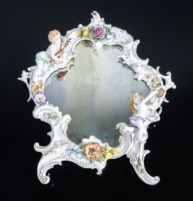 Specchio in porcellana con putti e motivi floreali, nello stile di Giuseppe CAPPÉ. Italia, Novecento