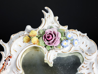 Specchio in porcellana con putti e motivi floreali, nello stile di Giuseppe CAPPÉ. Italia, Novecento