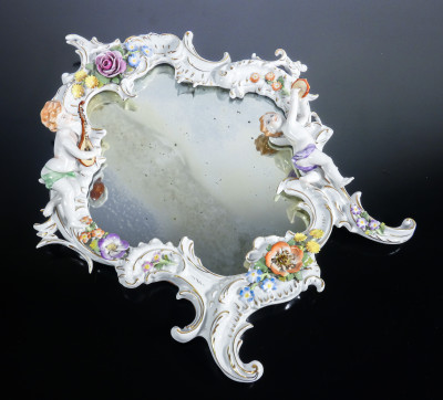 Specchio in porcellana con putti e motivi floreali, nello stile di Giuseppe CAPPÉ. Italia, Novecento