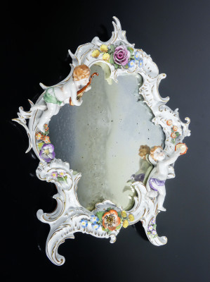 Specchio in porcellana con putti e motivi floreali, nello stile di Giuseppe CAPPÉ. Italia, Novecento
