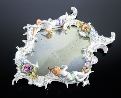 Specchio in porcellana con putti e motivi floreali, nello stile di Giuseppe CAPPÉ. Italia, Novecento