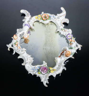 Specchio in porcellana con putti e motivi floreali, nello stile di Giuseppe CAPPÉ. Italia, Novecento