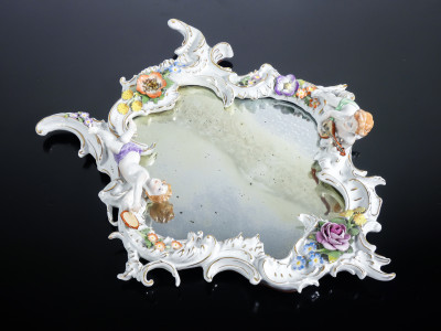 Specchio in porcellana con putti e motivi floreali, nello stile di Giuseppe CAPPÉ. Italia, Novecento
