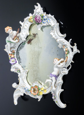 Specchio in porcellana con putti e motivi floreali, nello stile di Giuseppe CAPPÉ. Italia, Novecento