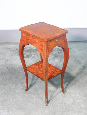 Tavolino gueridon stile NAPOLEONE III con cassettino e ripiano estraibile, in legno intasiato. Novecento