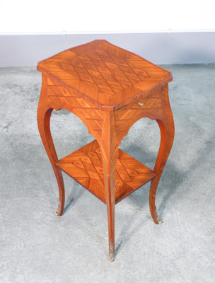 Tavolino gueridon stile NAPOLEONE III con cassettino e ripiano estraibile, in legno intasiato. Novecento