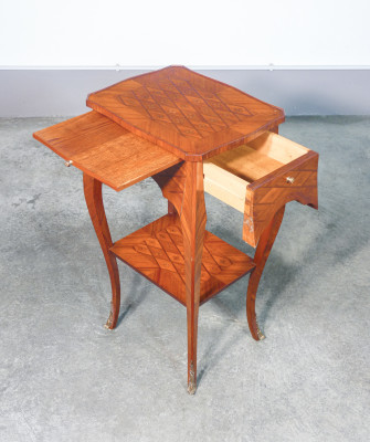 Tavolino gueridon stile NAPOLEONE III con cassettino e ripiano estraibile, in legno intasiato. Novecento