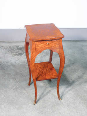 Tavolino gueridon stile NAPOLEONE III con cassettino e ripiano estraibile, in legno intasiato. Novecento