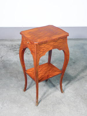 Tavolino gueridon stile NAPOLEONE III con cassettino e ripiano estraibile, in legno intasiato. Novecento