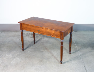 Tavolo scrivania Carlo X con cassetto frontale in legno massello di noce. Italia, Ottocento