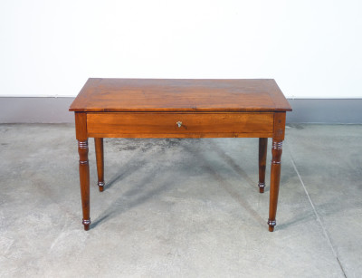 Tavolo scrivania Carlo X con cassetto frontale in legno massello di noce. Italia, Ottocento