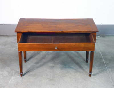 Tavolo scrivania Carlo X con cassetto frontale in legno massello di noce. Italia, Ottocento