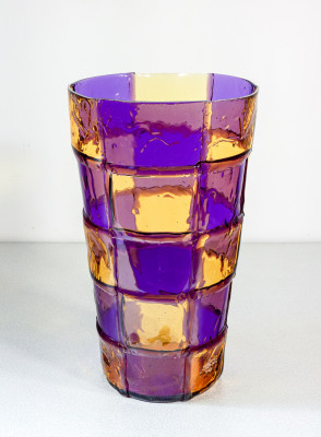 Vaso in resina policroma Bamboo della serie Lezioni, design di Enzo MARI per CORSI. Italia, 2012