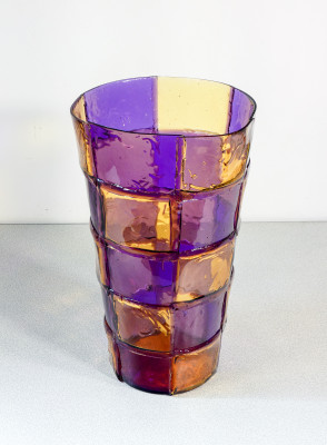 Vaso in resina policroma Bamboo della serie Lezioni, design di Enzo MARI per CORSI. Italia, 2012
