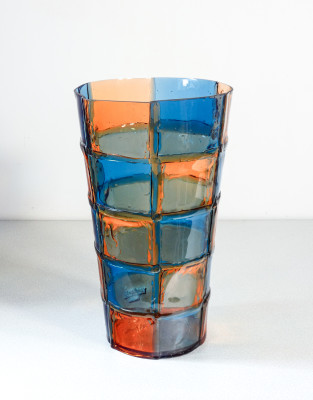 Vaso in resina policroma Bamboo della serie Lezioni, design di Enzo MARI per CORSI. Italia, 2013