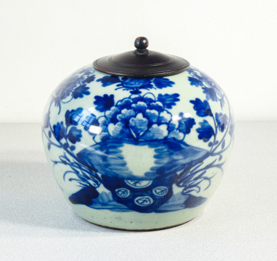 Vaso portaspezie, in ceramica dipinta nel tradizionale blu su fondo celadon. Dinastia Tung Che. Cina, Ottocento