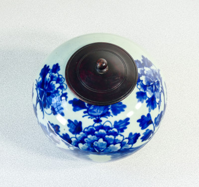 Vaso portaspezie, in ceramica dipinta nel tradizionale blu su fondo celadon. Dinastia Tung Che. Cina, Ottocento
