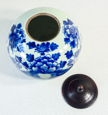 Vaso portaspezie, in ceramica dipinta nel tradizionale blu su fondo celadon. Dinastia Tung Che. Cina, Ottocento