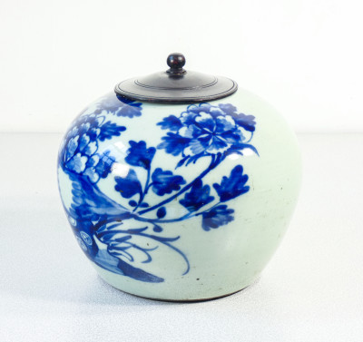 Vaso portaspezie, in ceramica dipinta nel tradizionale blu su fondo celadon. Dinastia Tung Che. Cina, Ottocento