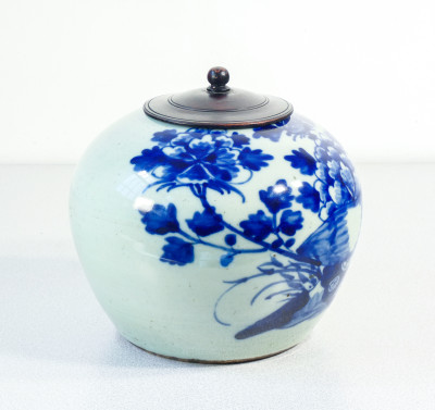 Vaso portaspezie, in ceramica dipinta nel tradizionale blu su fondo celadon. Dinastia Tung Che. Cina, Ottocento