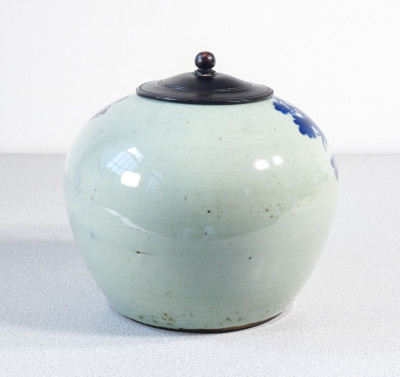 Vaso portaspezie, in ceramica dipinta nel tradizionale blu su fondo celadon. Dinastia Tung Che. Cina, Ottocento
