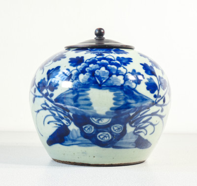 Vaso portaspezie, in ceramica dipinta nel tradizionale blu su fondo celadon. Dinastia Tung Che. Cina, Ottocento
