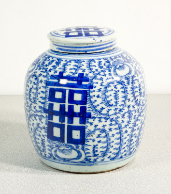 Vaso cinese portaspezie, dipinto nel tradizionale blu su bianco e recante lideogramma della doppia felicità. Cina, Novecento