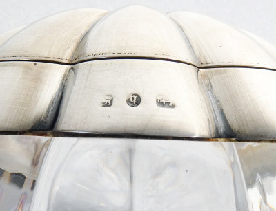 Contenitore in argento sterling e cristallo. John Grinsell & Sons. Birmingham, 1890