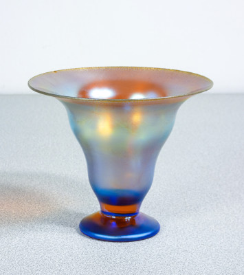 Vaso, coppa in vetro soffiato iridescente WMF serie Myra. Germania, Anni 20/30
