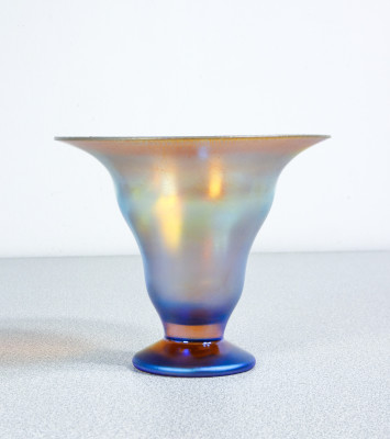 Vaso, coppa in vetro soffiato iridescente WMF serie Myra. Germania, Anni 20/30