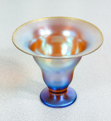 Vaso, coppa in vetro soffiato iridescente WMF serie Myra. Germania, Anni 20/30