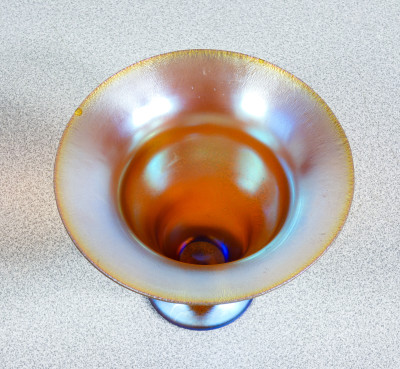 Vaso, coppa in vetro soffiato iridescente WMF serie Myra. Germania, Anni 20/30